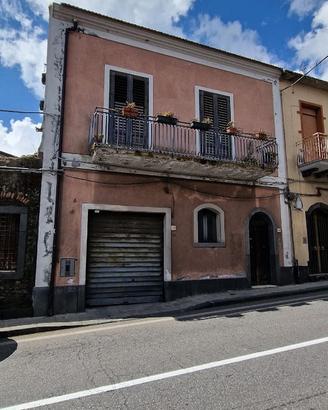 Casa singola con terrazza e cortile a Linguaglossa