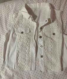 Gilet bianco con bottoni e ricami