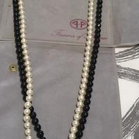 collana in perle bianche e nere...