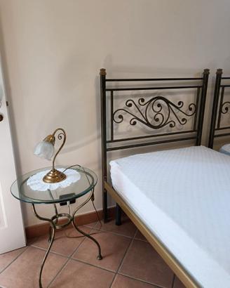 Tavolino tondo in vetro / Comodino – elegante