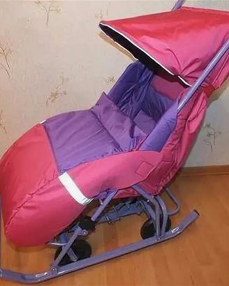 Slitta rosa chiusa e calda per bambini