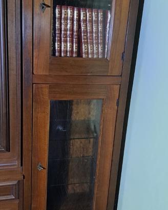 Vetrina a colonna in legno massello anni '70