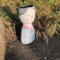 Vaso scultura cemento ragazzo con giacca