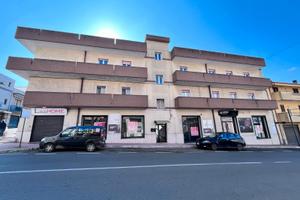 LOCALE COMMERCIALE con n°6 vetrine su via Roma