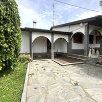 VILLA LIBERA SU QUATTRO LATI A CANDELO!