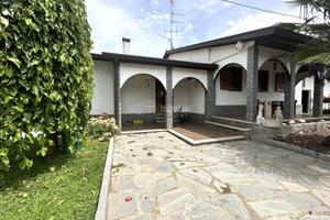 VILLA LIBERA SU QUATTRO LATI A CANDELO!