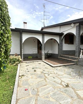 VILLA LIBERA SU QUATTRO LATI A CANDELO!