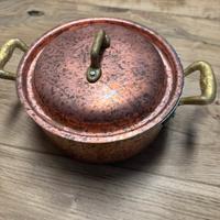 Pentola in rame con coperchio