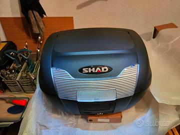 Top case SHAD SH40 con piastra di fissaggio.