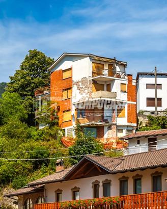 STABILE CON QUATTRO ALLOGGI DA RISTRUTTURARE