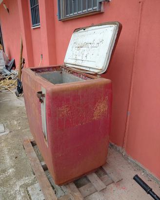 Frigorifero a pozzetto coca cola. 