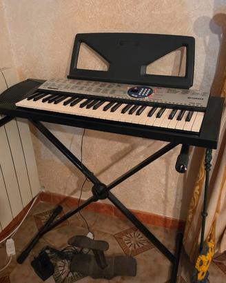 Tastiera Yamaha PSR-125 con supporto, leggio e acc