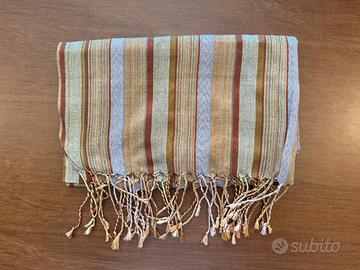 Sciarpa/stola in cotone a righe con frange