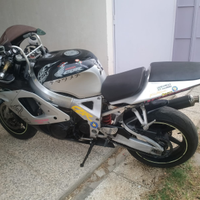 Moto Honda RR 900 grigia e nera