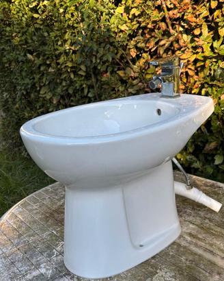 Bidet in ceramica con miscelatore H39,5xL54