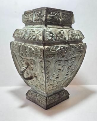Vaso in stile Fanghu Bronzo Arcaico Cina XIX/XX S.