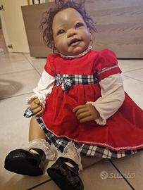 Bambola etnica dallo stile realistico.