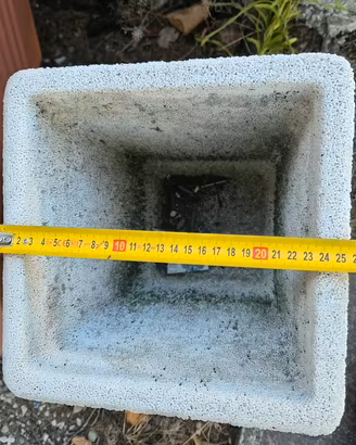 2 vasi in cemento e uno in plastica