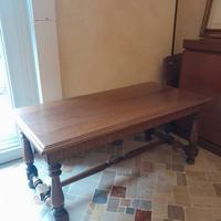 Tavolino basso in legno con gambe tornite