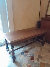 Tavolino basso in legno con gambe tornite