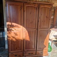 Mobile in stile classico tre ante in legno