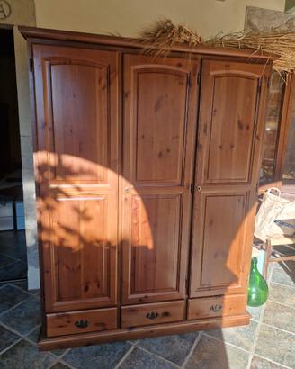 Mobile in stile classico tre ante in legno