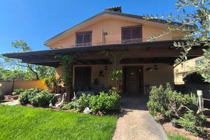 Villa di 245 m² con più di 5 locali e box auto dop
