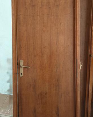 Serie di porte in legno da interno