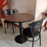 5 Tavoli da bar con 13 sedie 