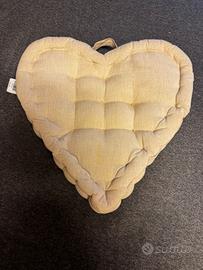 Cuscino beige a forma di cuore