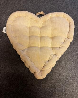 Cuscino beige a forma di cuore