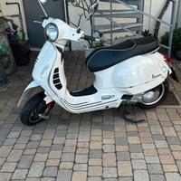 Vespa 300 gts super incidentata