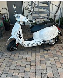 Vespa 300 gts super incidentata