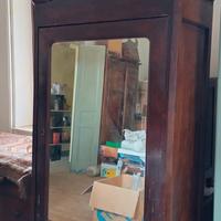 armadio antico con specchio