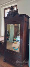 armadio antico con specchio