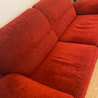 2 divani e una poltrona tutti rossi
