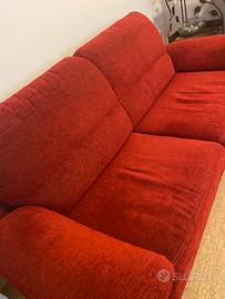 2 divani e una poltrona tutti rossi