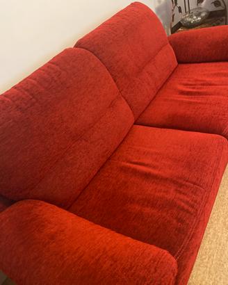 2 divani e una poltrona tutti rossi