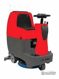 Lavapavimenti industriale uomo a bordo