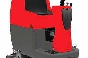 Lavapavimenti industriale uomo a bordo