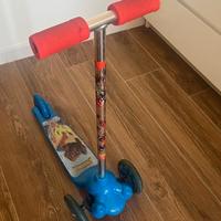 Monopattino a 3 ruote robusto e resistente.