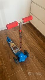 Monopattino a 3 ruote robusto e resistente.