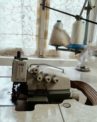 MACCHINA DA CUCIRE/TAGLIACUCI INDUSTRIALE