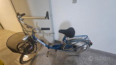 Bici da città vintage con cestino 