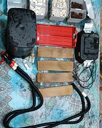 Acquario con filtro esterno e accessori.