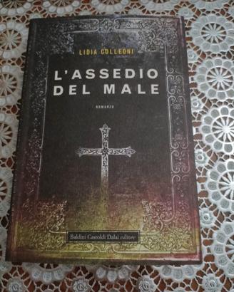 l'assedio del male romanzo