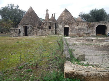 Un insieme di complesso di trulli A 6coni
