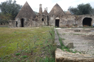 Un insieme di complesso di trulli A 6coni
