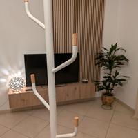 set di tavolo sedie mensole e cappottiera