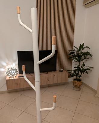set di tavolo sedie mensole e cappottiera